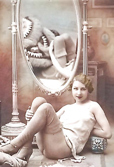 Hot vintage naked beauties enjoy posing in the thirties