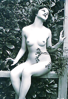 Some sexy and naked vintage chicks posing in the thirties