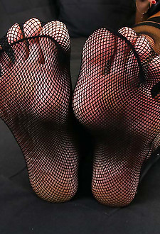 Horny ravenhead armed with a crop whip shows her yummy feet before stuffing them into some humble shitheads throat