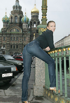 Cuddly babe got her ass caught on cam when bending