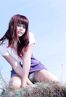 Upskirt outdoor exposure gets spied