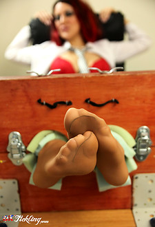 Elle Pharrel UK Tickling [2011-03-25]