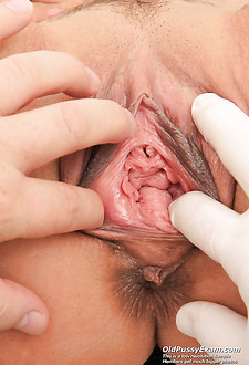 Ellen gets her mature hole test spiced up with extras